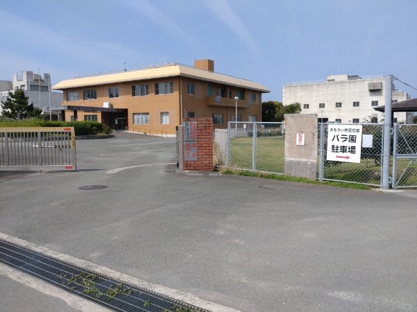 バラ園駐車場入り口の看板