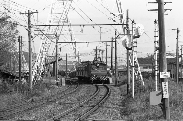 7_西原駅を出発する炭鉱電車.jpg