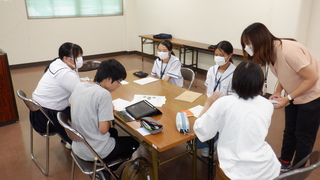 班での発表内容協議のようす