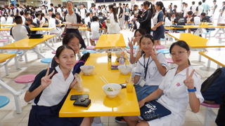 学食で多文化なランチを体験