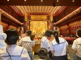 シンガポール市街の宗教施設観光のようす（仏牙寺龍華院）