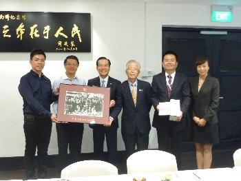 画像ファイル：「兄弟生家で撮影された孫文と宮崎滔天らの集合写真を贈呈(孫中山南洋紀念館)の画像」の詳細を見る