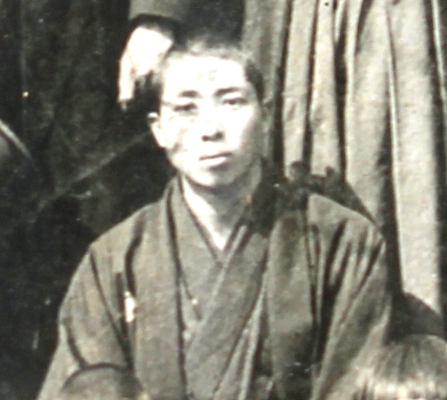 孫文来荒(二度目)の際に撮った集合写真に写る、若き龍介の画像